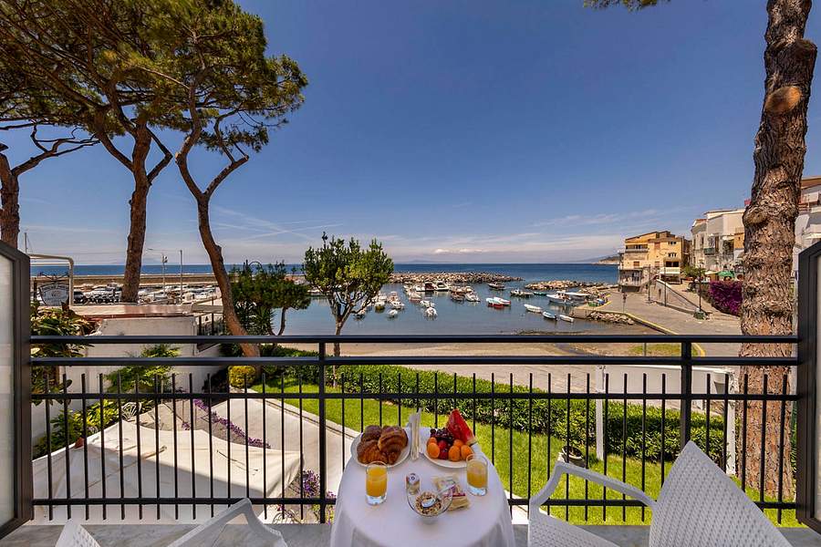 Sea Breeze, Italy